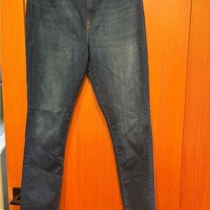 Frame Le High Skinny jeans in Kettering wash, hardly worn, perfect condition.